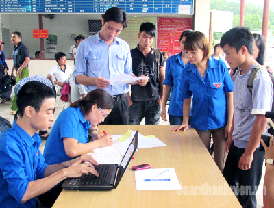 Các thí sinh trong chương trình Tiếp sức mùa thi 2013, tại điểm tiếp nhận bến xe khách phía nam, thành phố Hà Giang